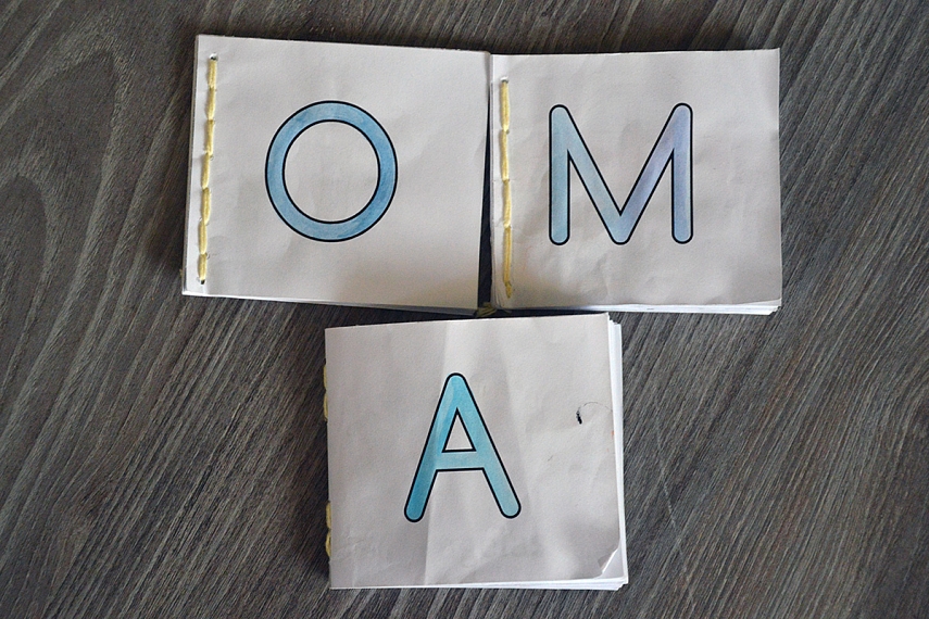 <p>Knygelės sudeliotos iš dviejų a4 formato lapų. Atsisiunčiat, nuspalvinat (aš spalvinau akvarele), supjaustot ar sukarpot ir susegat. Aš siuvau, nes neturiu stipraus segtuvo</p>
