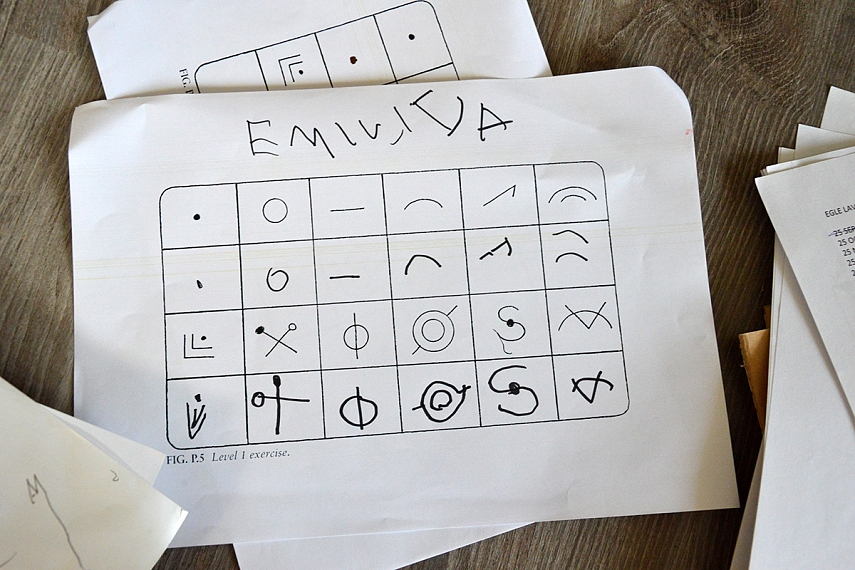 <p>Prieš kiekvieną pamoką - apšilimo pratimas. Perpiešiamos minėtų eleentų kombinacijos</p>
