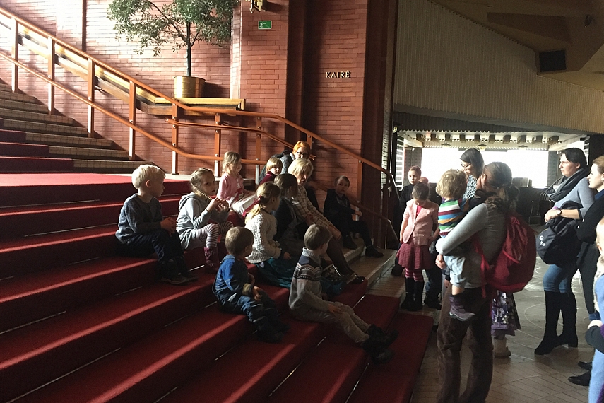 <p>Žaismingas pasisveikinimas</p>
