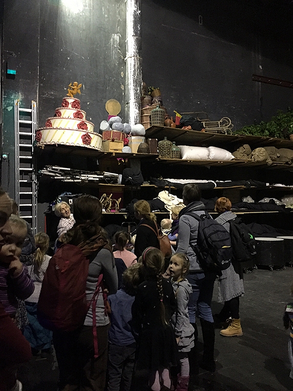 <p>Už scenos. Liesti nieko negalima... Judėti negalima... Čiaudėti negalima...</p>
