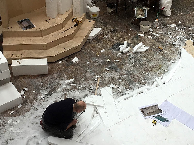 <p>Vienas iš daugybės darbuotojų ruošia dekoracijas spektakliui</p>
