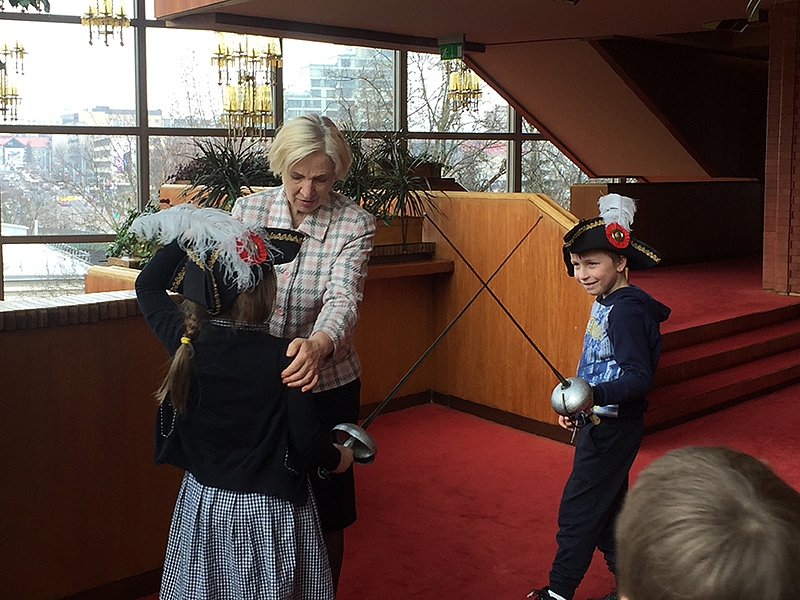 <p>Vaikams smagiausia dalis - kostiumai. Emilija kaunasi</p>
