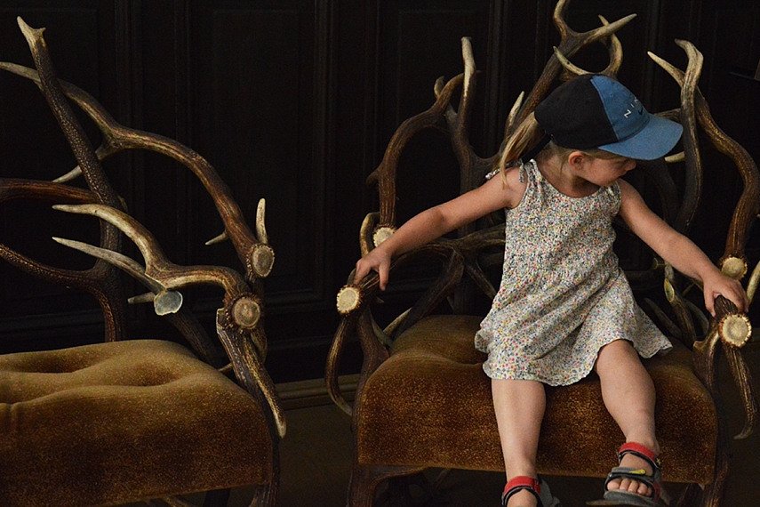 <p>Dvare turtinga ragų kolekcija (gal ne tokia gausi, kaip T.Ivanausko muziejuje Kaune, bet vaikus vistiek sužavėjo). O čia elnių ragų krėslas.</p>
