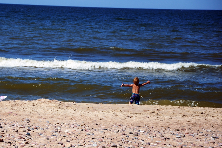 <p>Užfiksavau neįkainojamą momentą... kai Matas netverdamas džiaugsmu pribėgo prie jūros, iškėlė rankas virš galvos ir šaukė visu balsu: "Man pa-tin-ka mau-dyyyy-tis!!". Emocijų užspaudimu nesiskundžiam. : )</p>
