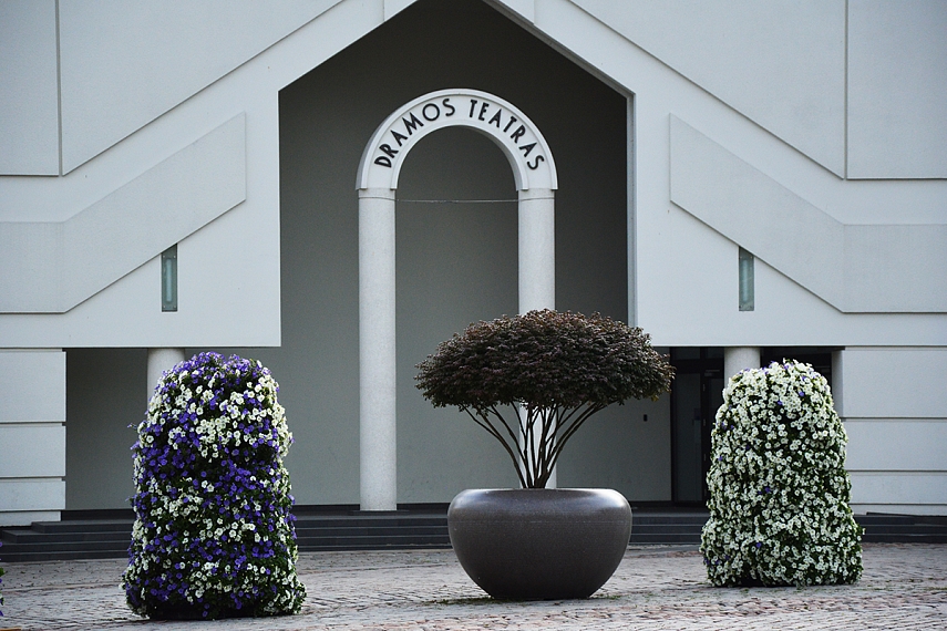 <p>Teatro aikštė. Veikia turgus, maloni ir jauki aikštė</p>
