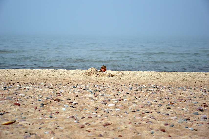 <p>Jei esi prie jūros... privaloma išsikasti duobę ir joje pasislėpti. Tiesa... akmenys paplūdimyje - Karklės savitumas.</p>
