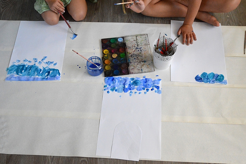 <p>Galbūt nelabai matosi, bet ten ant balto popieriaus priklijuotas kitas baltas popierius (arkos formos), kuri paskui reikia nuplėšti.</p>
